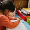 Bild aus dem Kursalltag: Gemeinsames Arbeiten an Aufgaben